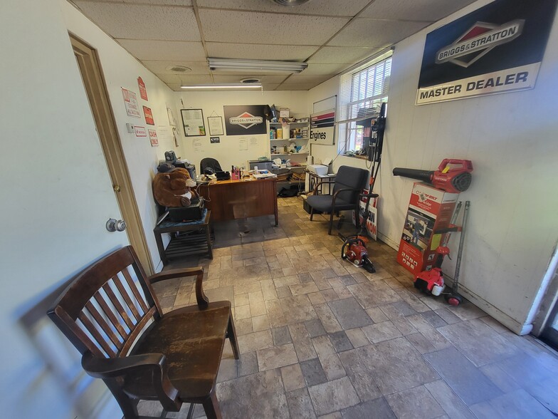 3008 Cromwell Rd, Norfolk, VA for sale - Interior Photo - Image 3 of 9