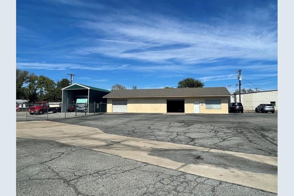 1611 N Center St, Bonham, TX for sale Primary Photo- Image 1 of 1