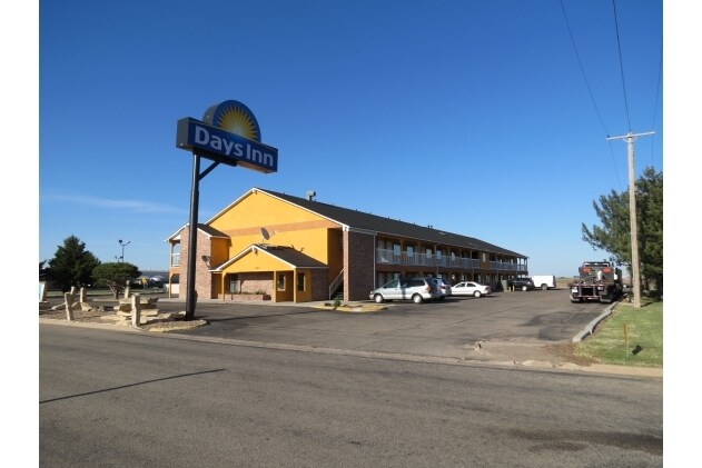 1225 S Fossil St, Russell, KS for sale - Building Photo - Image 1 of 1