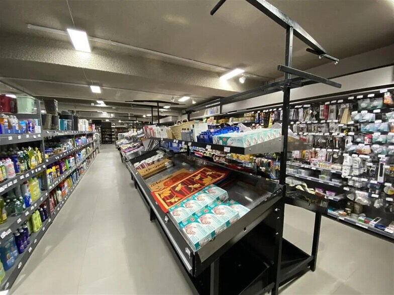 Retail in Paris for lease - Building Photo - Image 3 of 9