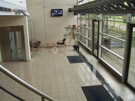 Office in Poissy for lease - Interior Photo - Image 2 of 6