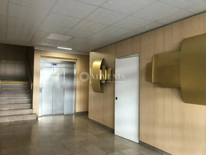 Office in Le Chesnay-Rocquencourt for lease - Lobby - Image 2 of 3