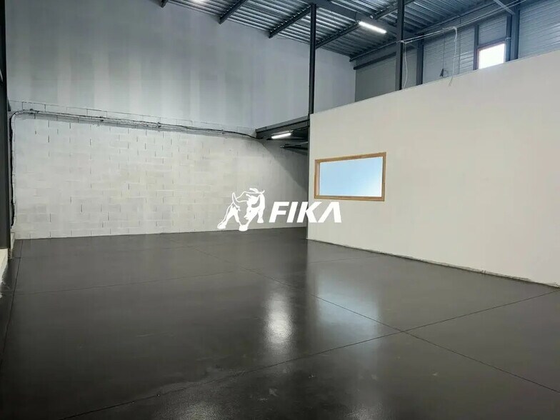 Flex in Mondouzil for lease - Interior Photo - Image 1 of 7