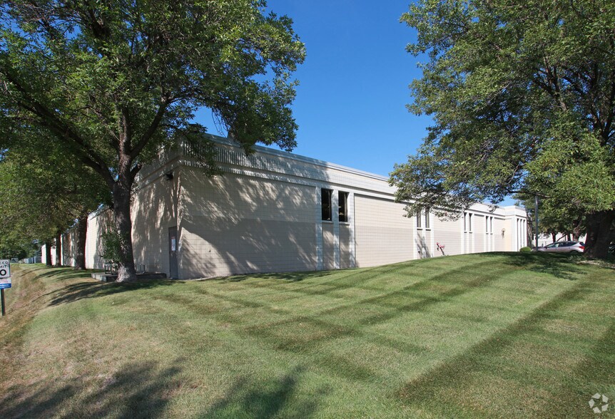 1700 N 67th Ave, Brooklyn Center, MN for sale - Primary Photo - Image 1 of 1