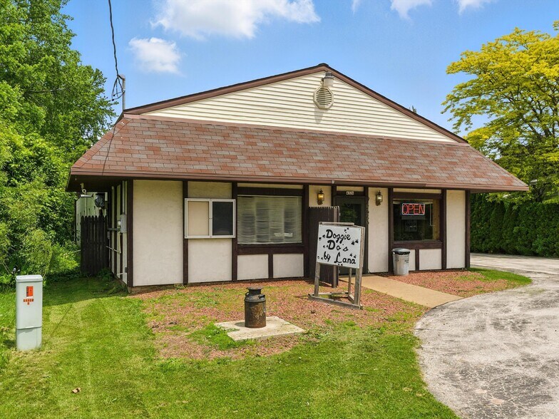 4326 Michigan Ave, Manitowoc, WI for sale - Building Photo - Image 2 of 14