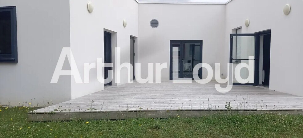 Office in Ifs for lease - Building Photo - Image 1 of 4