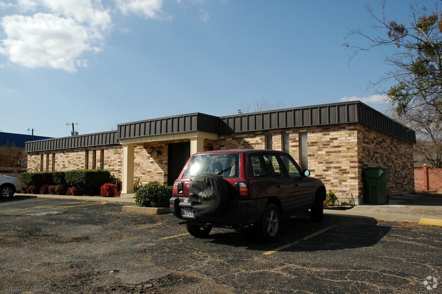 517 W Centerville Rd, Garland, TX for lease - Primary Photo - Image 1 of 2