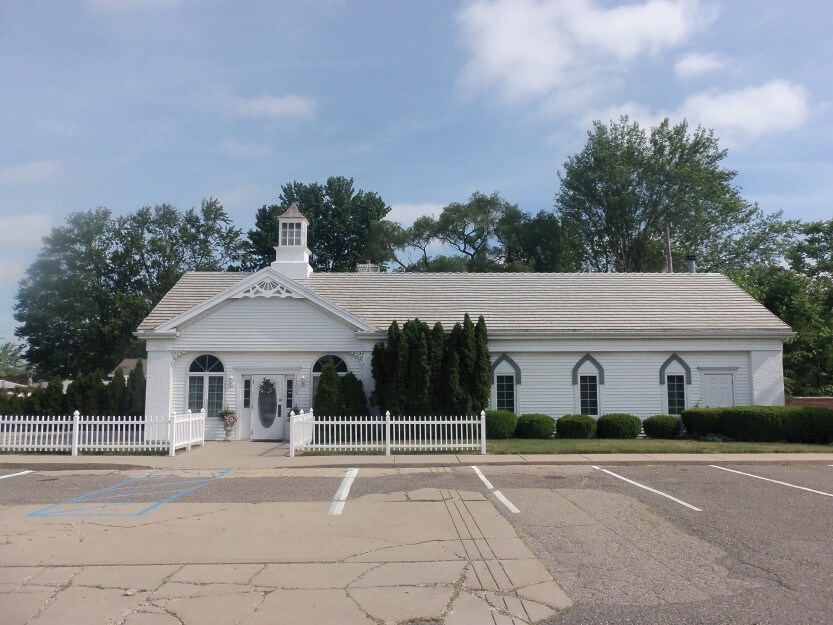 15215 E 13 Mile Rd, Fraser, MI for sale Primary Photo- Image 1 of 1