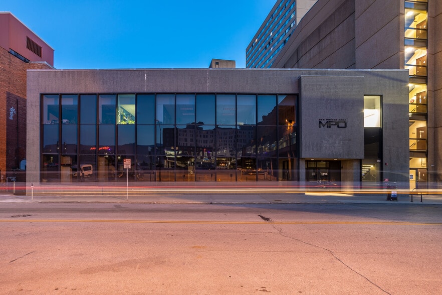 420 Watson Powell Jr Way, Des Moines, IA for lease - Building Photo - Image 2 of 3