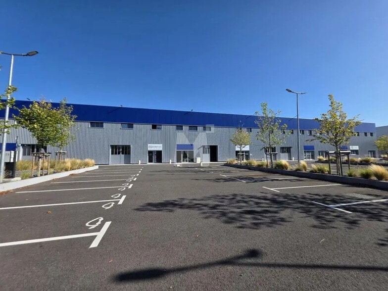 Office in Vaux-le-Pénil for lease - Building Photo - Image 2 of 12