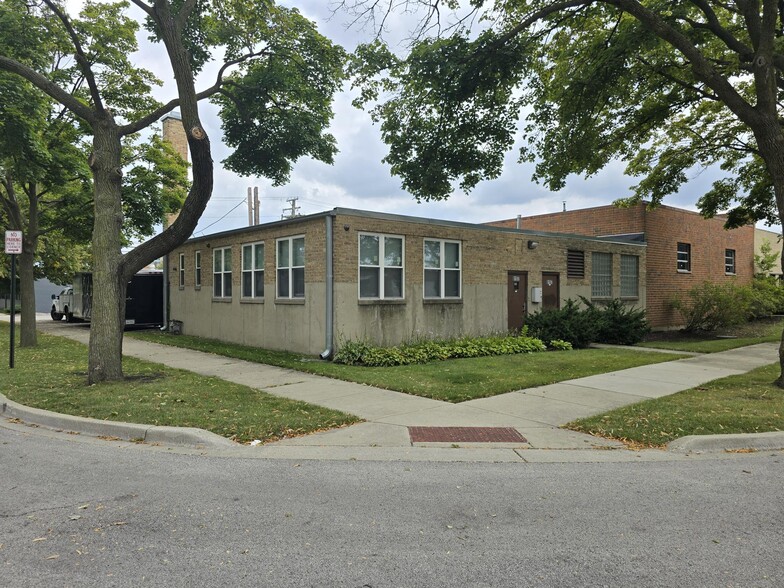 8157 Monticello Ave, Skokie, IL for sale - Primary Photo - Image 1 of 13