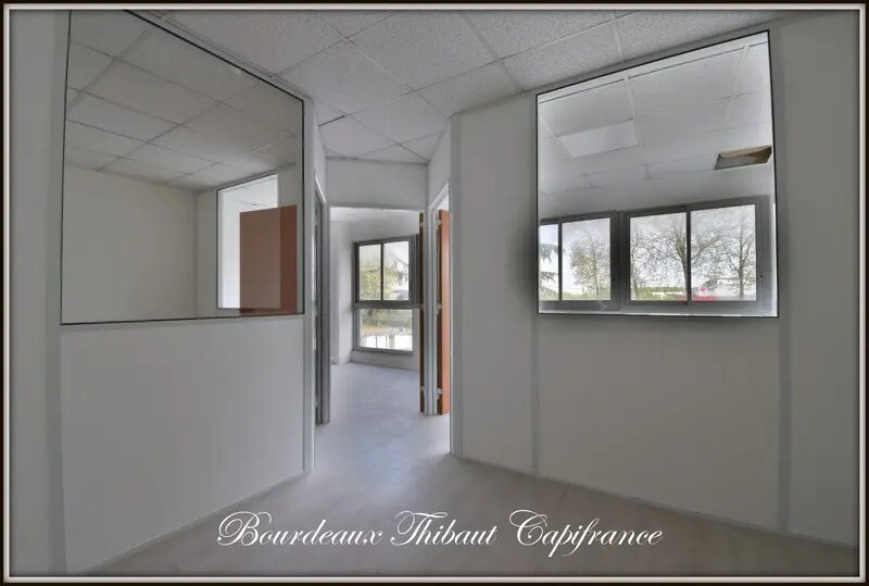 Office in Trappes for lease - Interior Photo - Image 1 of 2