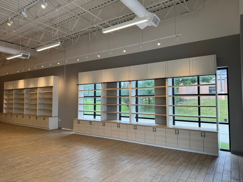 2015 W Foxwood Dr, Raymore, MO for lease - Interior Photo - Image 2 of 13