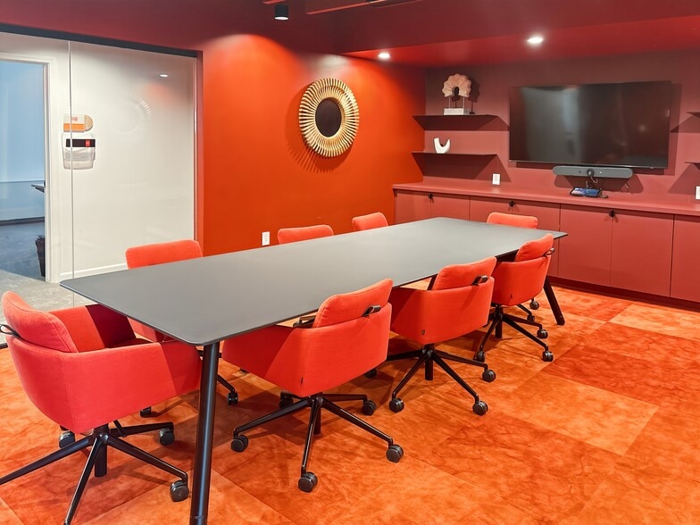 2027 Dodge St, Omaha, NE for lease - Interior Photo - Image 2 of 24