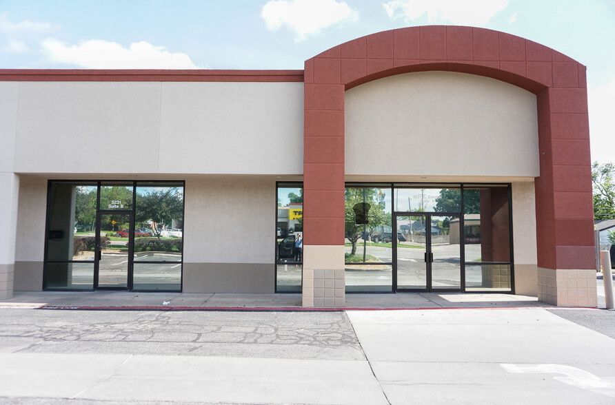 5231 E Central Ave, Wichita, KS for lease - Building Photo - Image 1 of 1