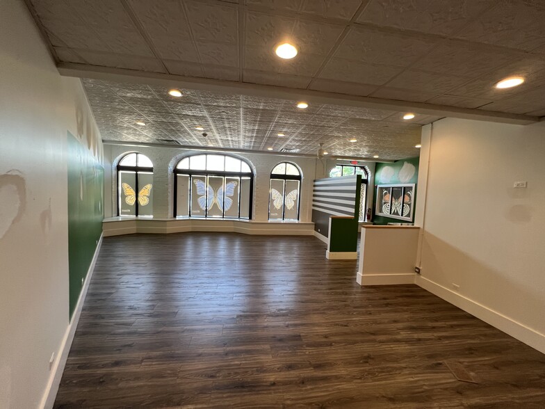 430 Park Ave, Highland Park, IL for lease - Interior Photo - Image 3 of 31