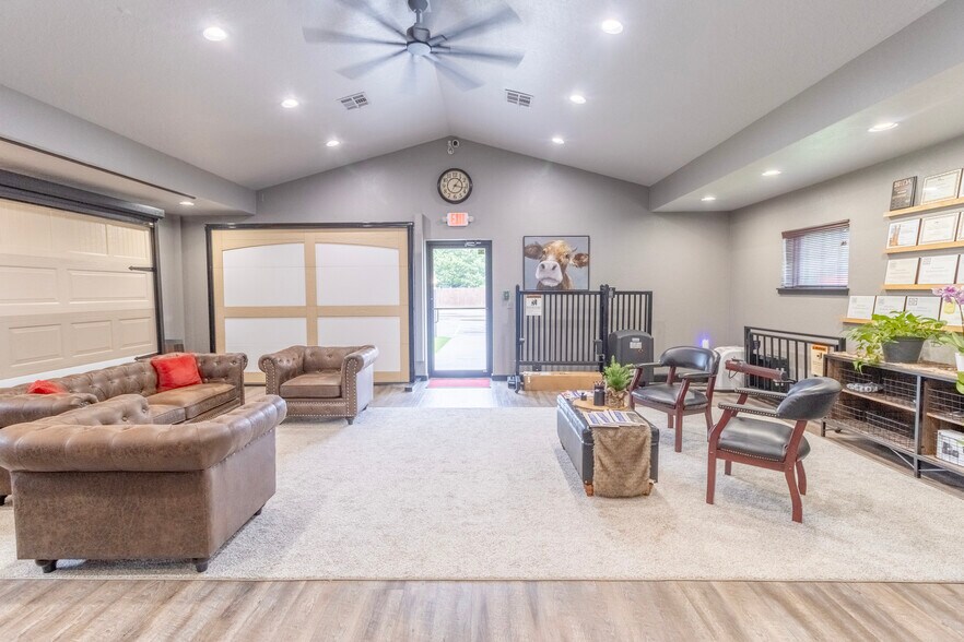 2320 Beverly Hills St, Norman, OK for sale - Building Photo - Image 3 of 18