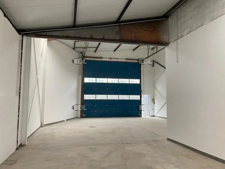 Flex in Sucy-en-Brie for lease - Interior Photo - Image 3 of 4