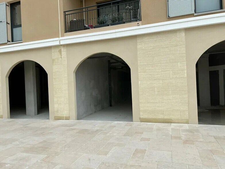 Retail in Aix-en-Provence for lease - Building Photo - Image 3 of 6