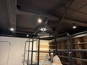 Retail in Lyon for lease Interior Photo- Image 2 of 6