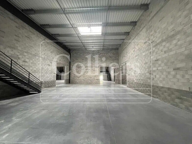 Flex in Manosque for lease - Building Photo - Image 1 of 12