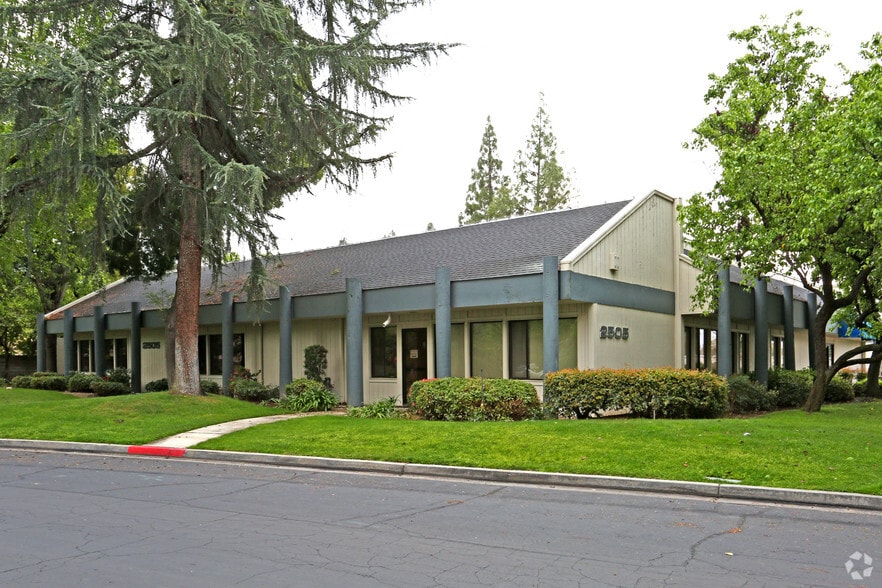 2505 W Shaw Ave, Fresno, CA for sale - Primary Photo - Image 1 of 12
