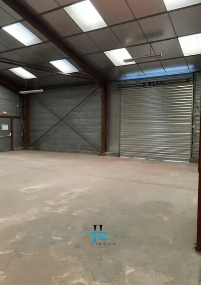 Industrial in Gradignan for lease - Interior Photo - Image 1 of 7