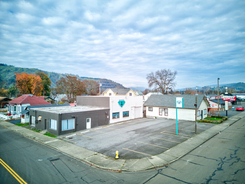 1560 SE Stephens St, Roseburg, OR for sale - Building Photo - Image 1 of 56