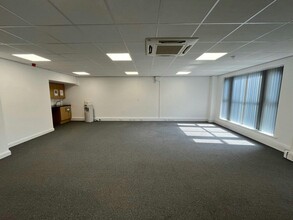 Dowley Gap Ln, Bingley for lease Interior Photo- Image 2 of 4