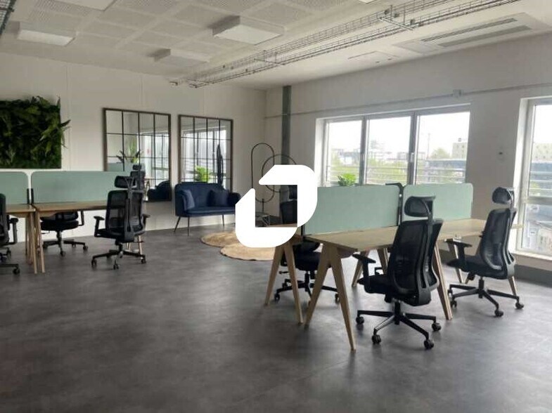 Office in Bègles for lease - Building Photo - Image 2 of 7