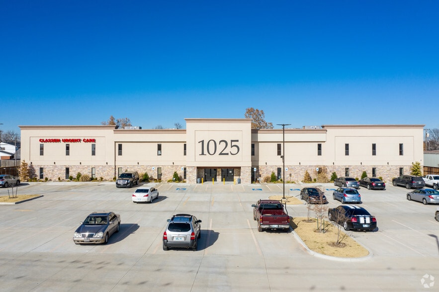 1025 SW 4th St, Moore, OK for lease - Building Photo - Image 2 of 22
