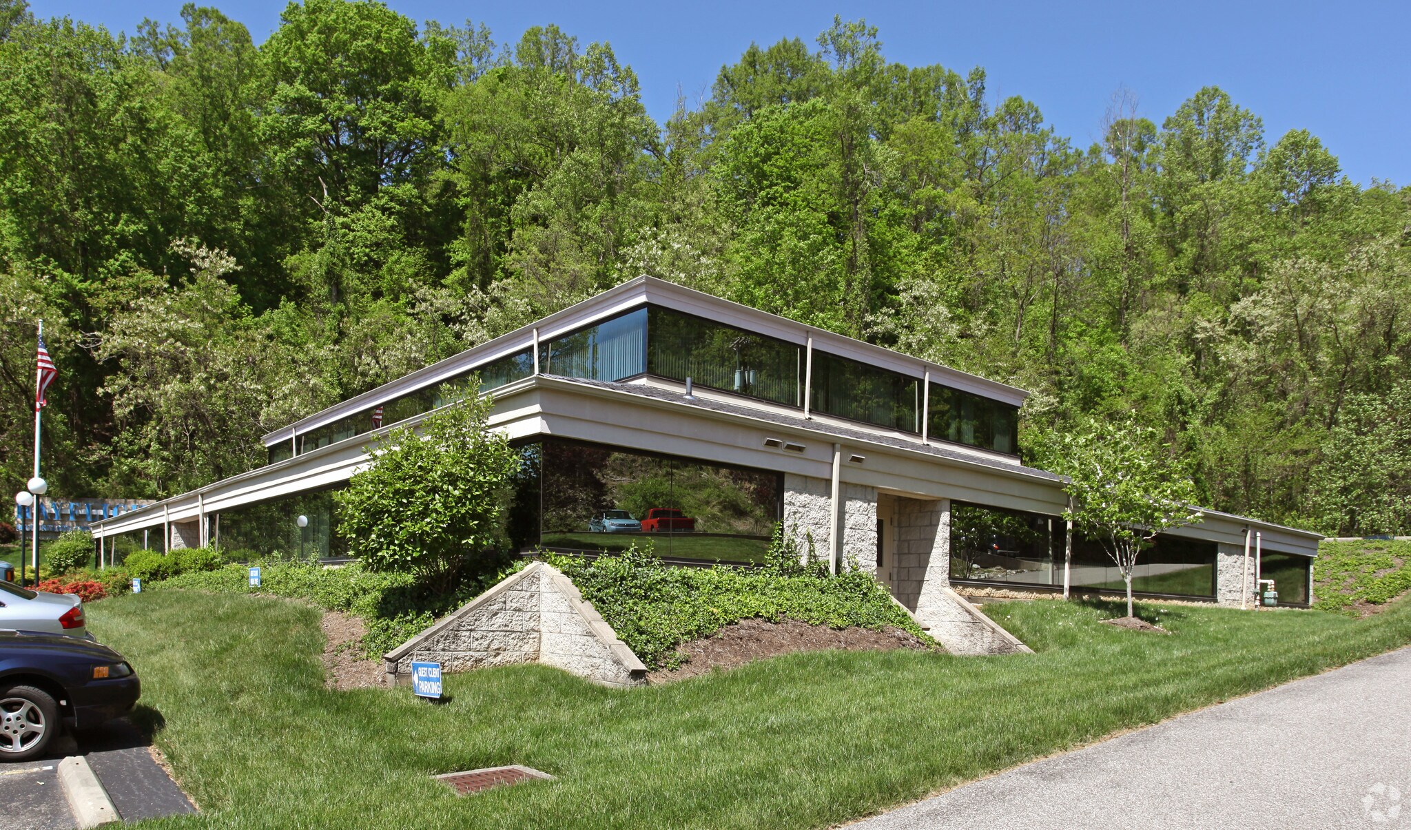 8 Stonecrest Dr, Huntington, WV for lease Primary Photo- Image 1 of 6