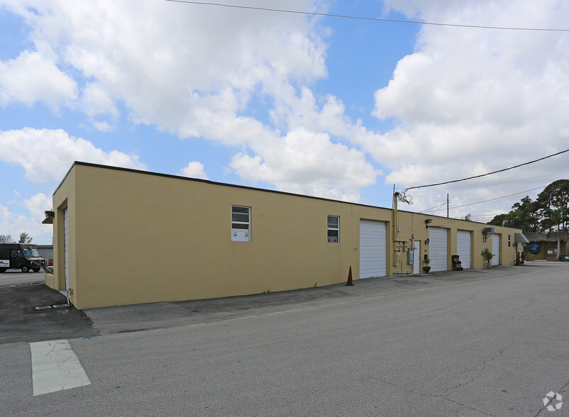 1158-1172 NE 24th St, Wilton Manors, FL for lease - Building Photo - Image 1 of 2