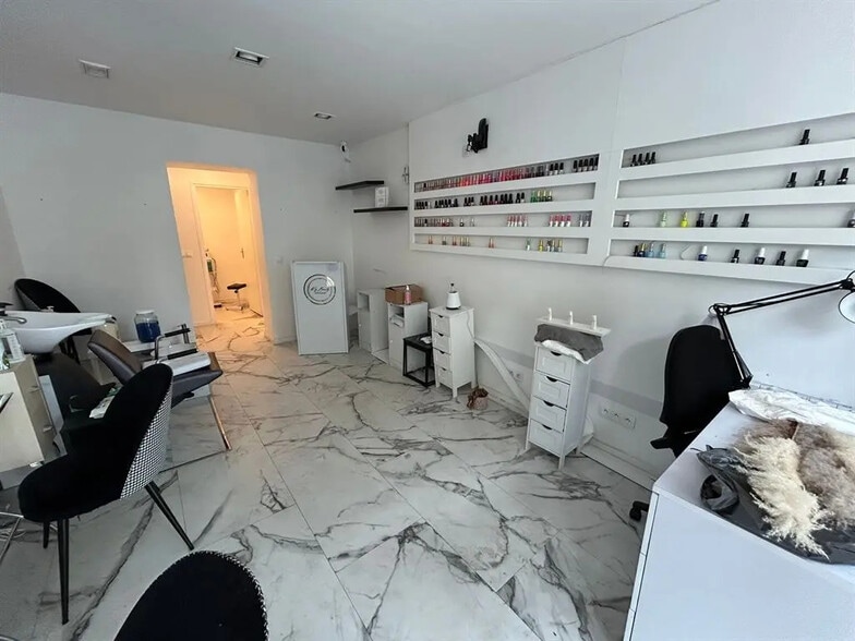 Retail in Paris for lease - Interior Photo - Image 3 of 6
