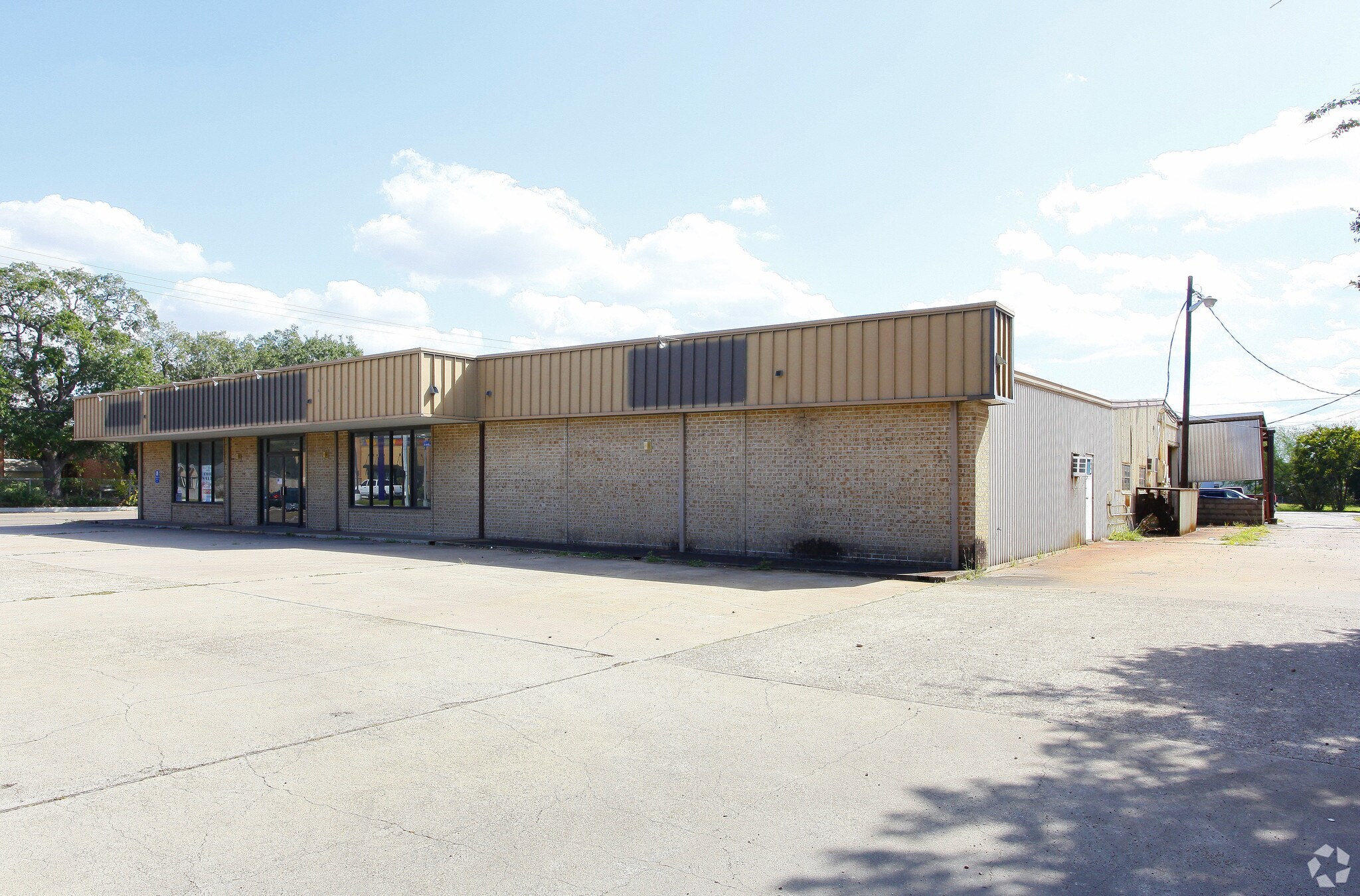 1505 N Navarro St, Victoria, TX for sale Primary Photo- Image 1 of 1