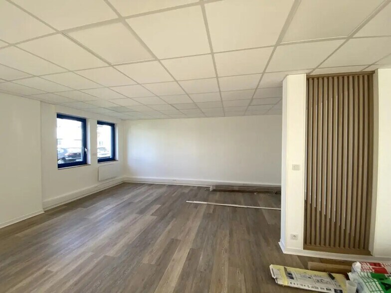 Office in Pacé for lease - Interior Photo - Image 2 of 8