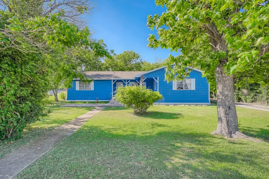 108 W Austin Ave, Hutto, TX for sale - Building Photo - Image 1 of 1