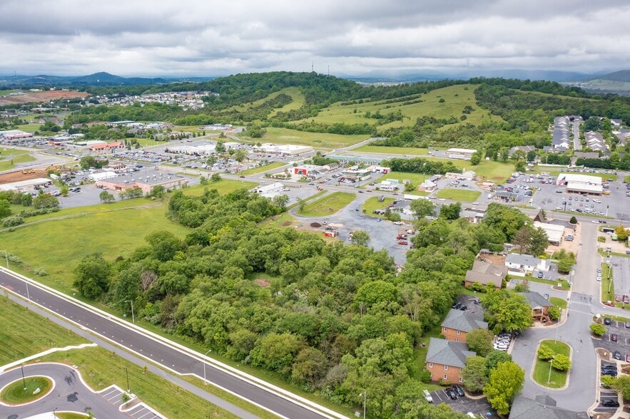 Harrisonburg Auto Outlet Assemblage portfolio of 2 properties for sale on LoopNet.com - Building Photo - Image 3 of 11