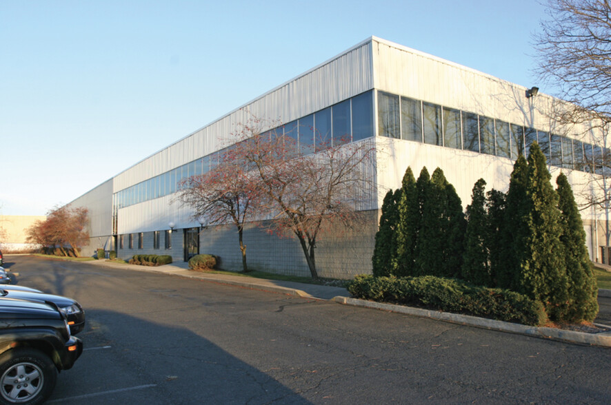 550 Meadowlands Pky, Secaucus, NJ for lease - Building Photo - Image 2 of 6