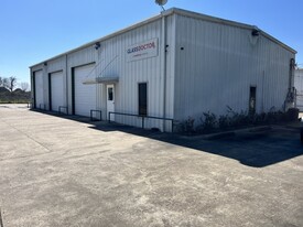 Warehouse/Fenced Yard for $6000/mth - Warehouse