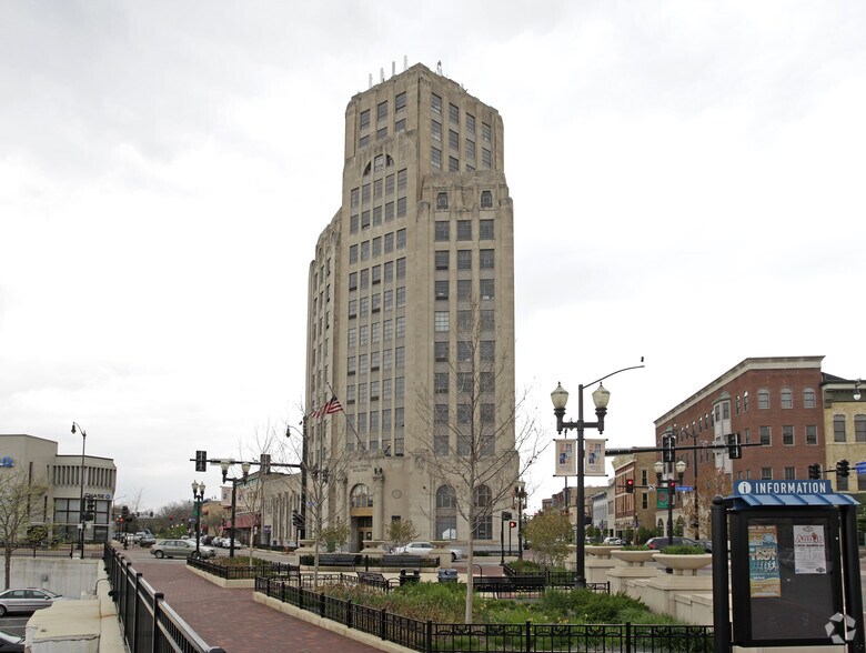 100 E Chicago St, Elgin, IL for sale - Primary Photo - Image 1 of 1