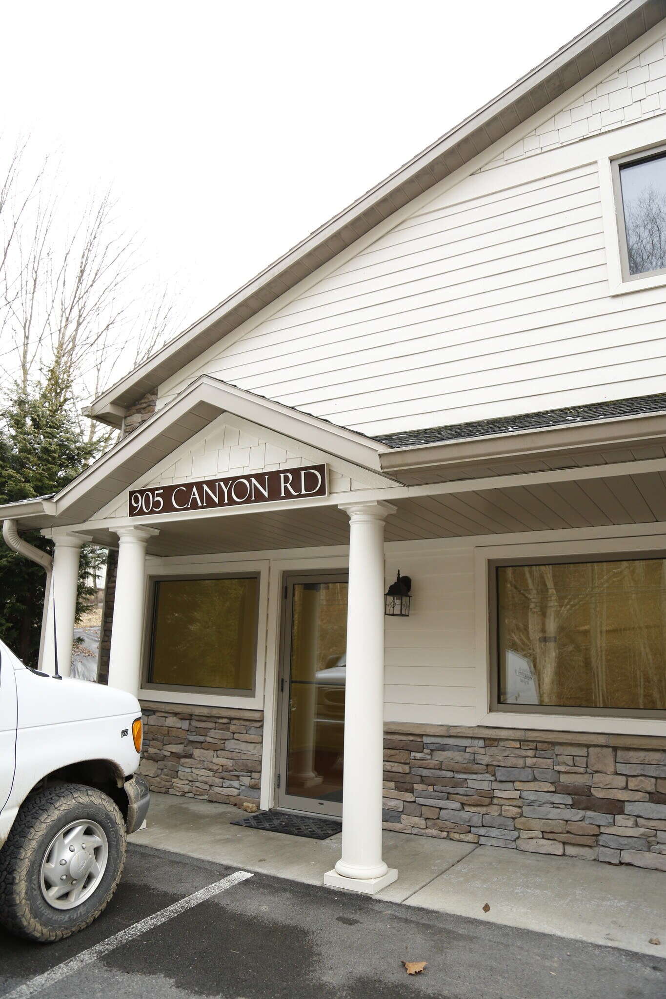 905 Canyon Rd, Morgantown, WV for sale Primary Photo- Image 1 of 1