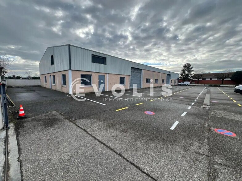 Flex in Meyzieu for lease - Building Photo - Image 1 of 5