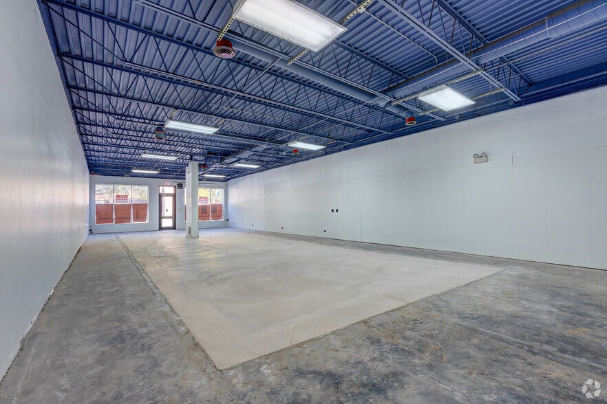 2133 W Division St, Chicago, IL for lease - Interior Photo - Image 1 of 8