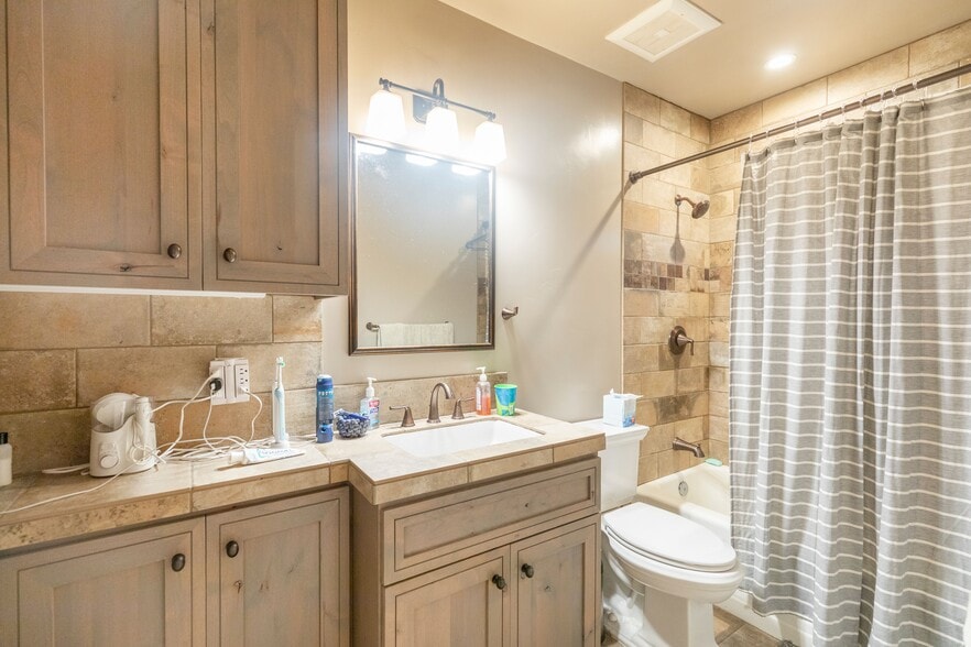 2229 24th St, Sacramento, CA for sale - Interior Photo - Image 2 of 24