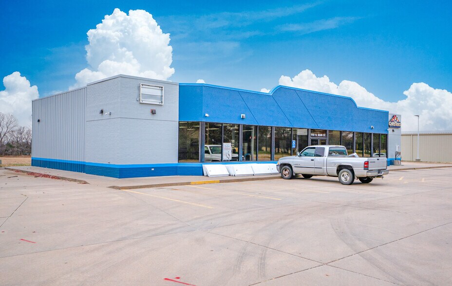 1110 N Main St, Cheney, KS 67025