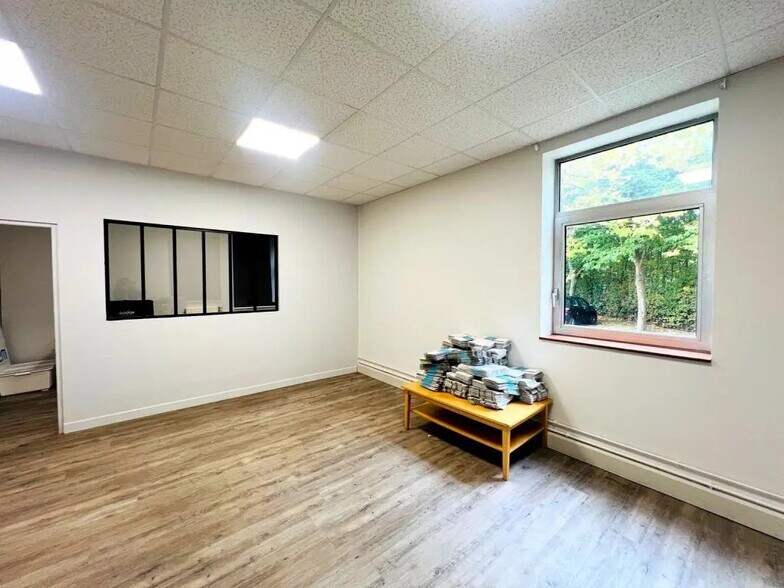 Flex in Voisins-le-Bretonneux for lease - Interior Photo - Image 2 of 8