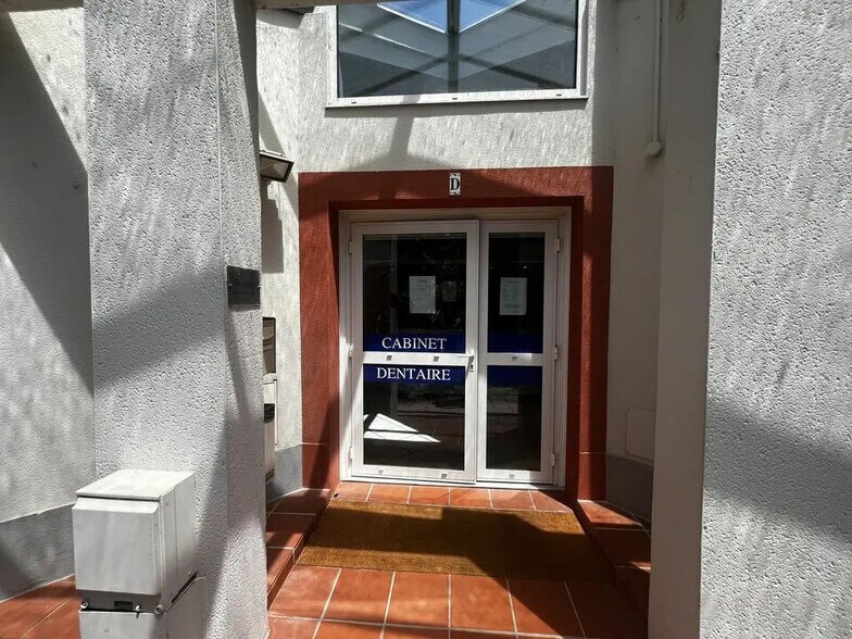 Office in Muret for sale - Lobby - Image 1 of 9