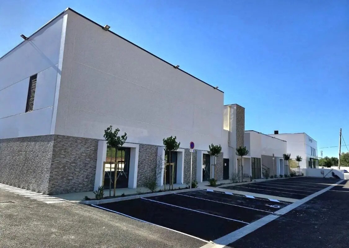 Flex in Cuers for sale Building Photo- Image 1 of 2