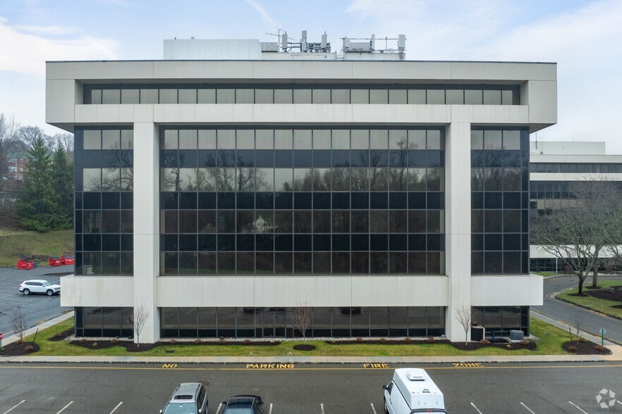 220 White Plains Rd, Tarrytown, NY for lease - Building Photo - Image 3 of 4
